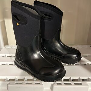 BOGS unisex kids’ snow boots size 13